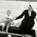 Kongens karrière som seiler startet svært tidlig... Kronprinsesse Märtha og Prins Harald ombord i seilbåten Sira ved Vollen i Asker, 1939. Foto: Ukjent, De kongelige samlinger